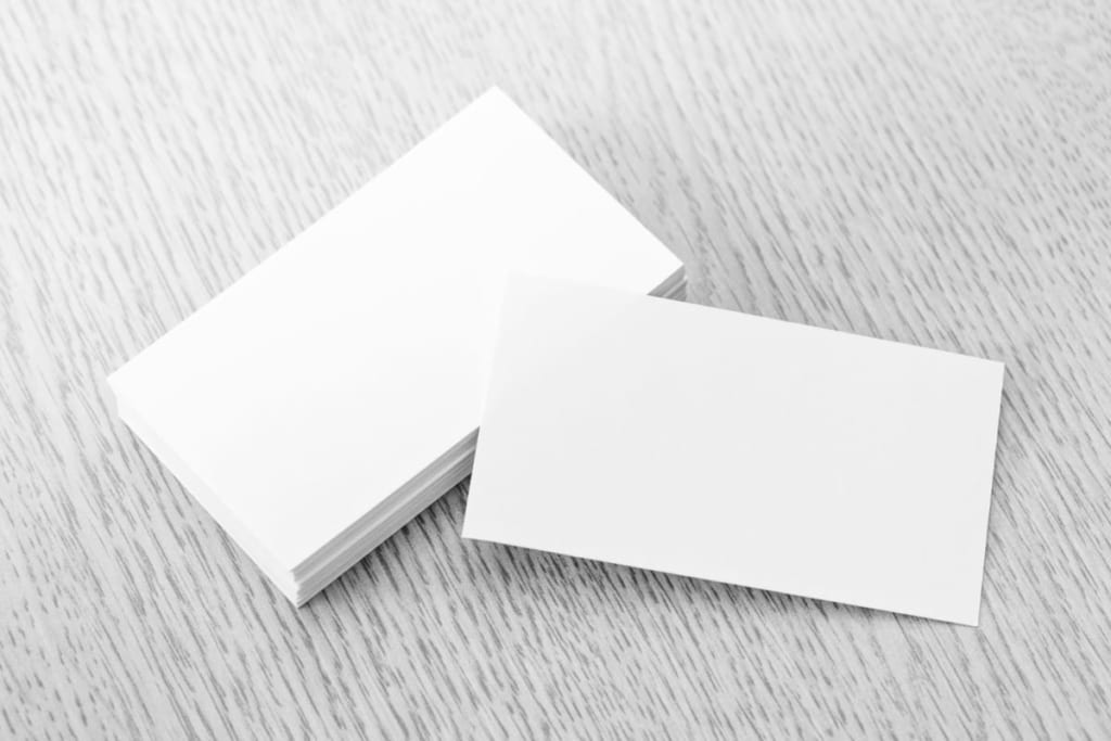 お客さんに名刺を渡している女の子は多い